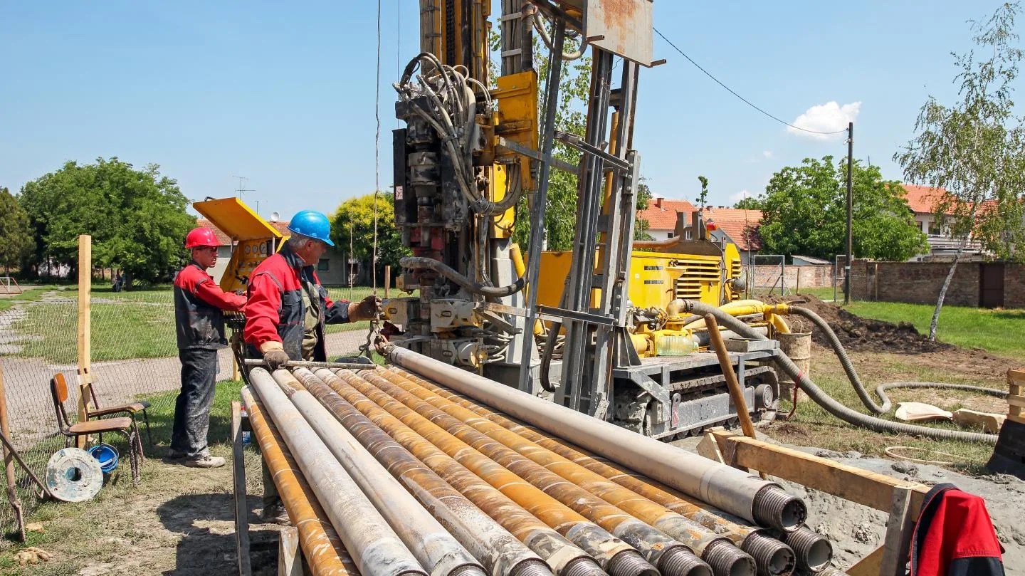 Boormachine tijdens het plaatsen van de geothermische installatie in Denderlink