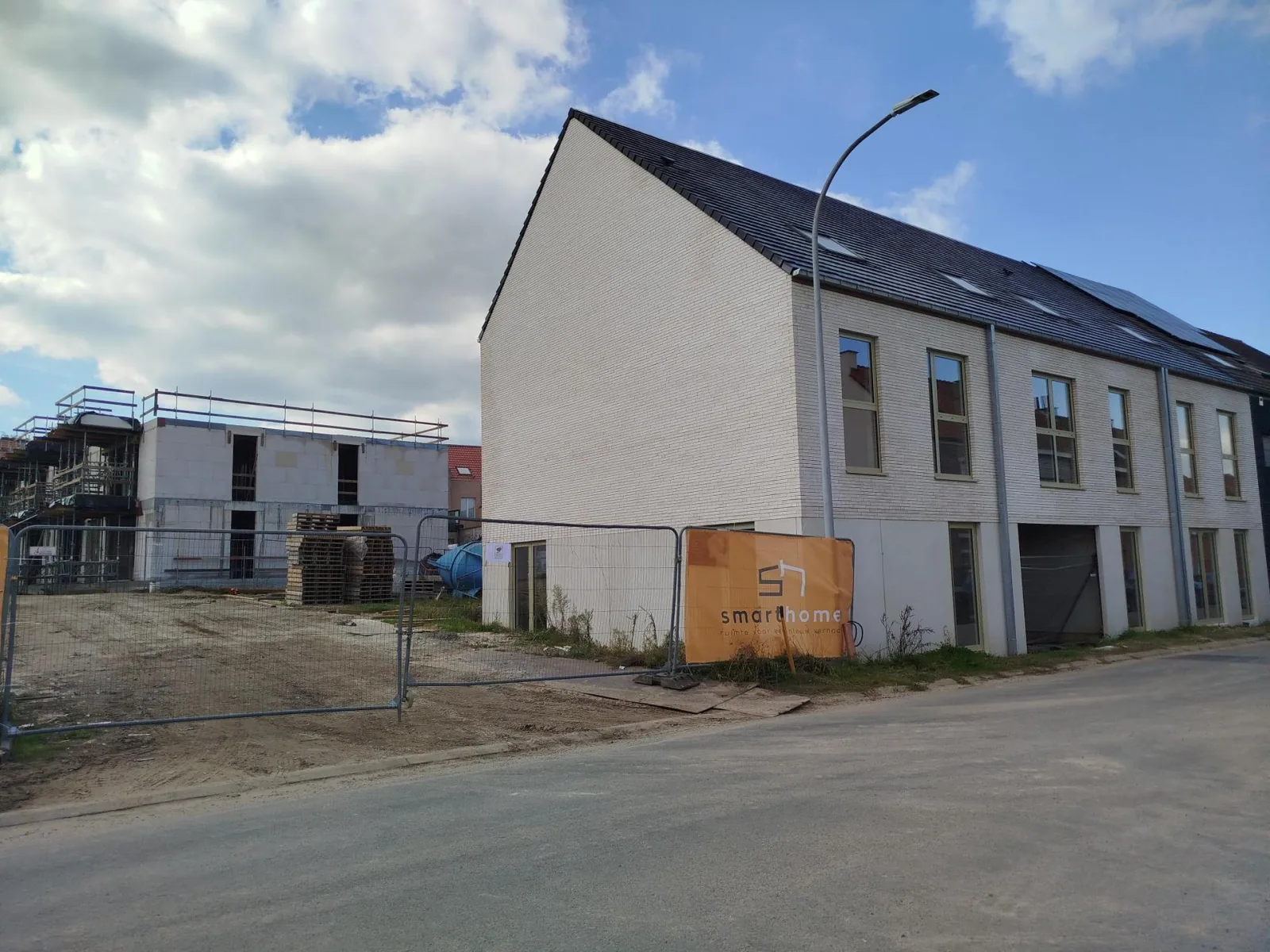 De bouwput met funderingen en leidingen