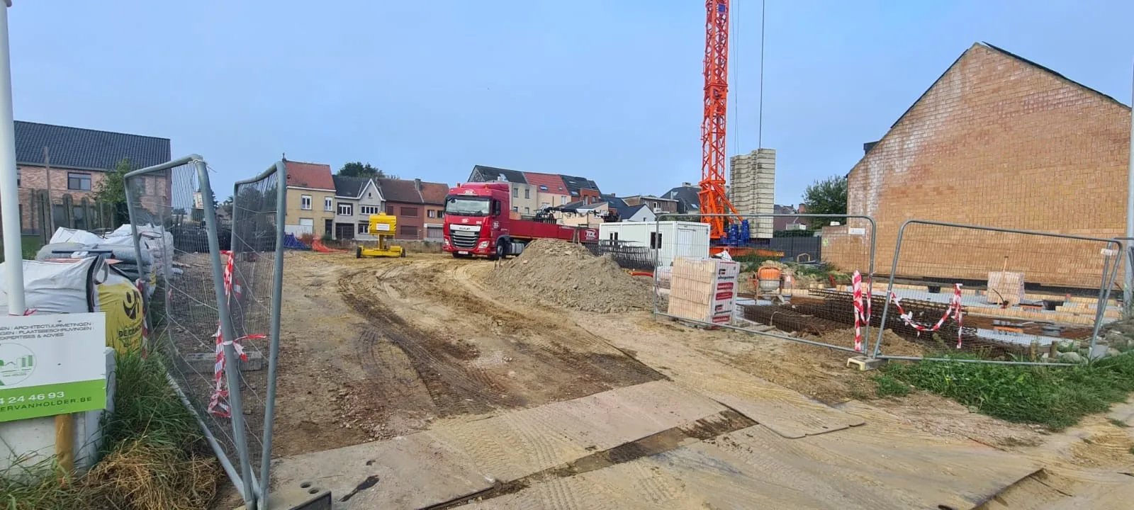 Uitgegraven bouwput met geothermische leidingen